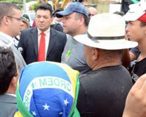 ARROGANTES E AUTORITÁRIOS